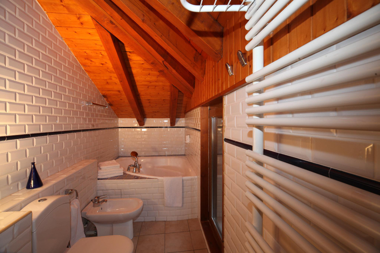 Bedroom 2, Chalet Bouquetin- Blaireau 14 to 18 people, Savoie
