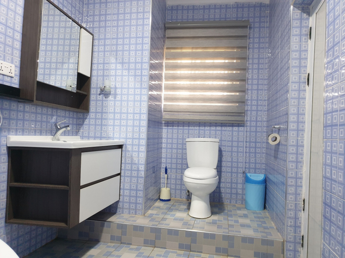 Bathroom 5, Trapezium Lodge (Royal Triangle Guest House Annex), Ga East