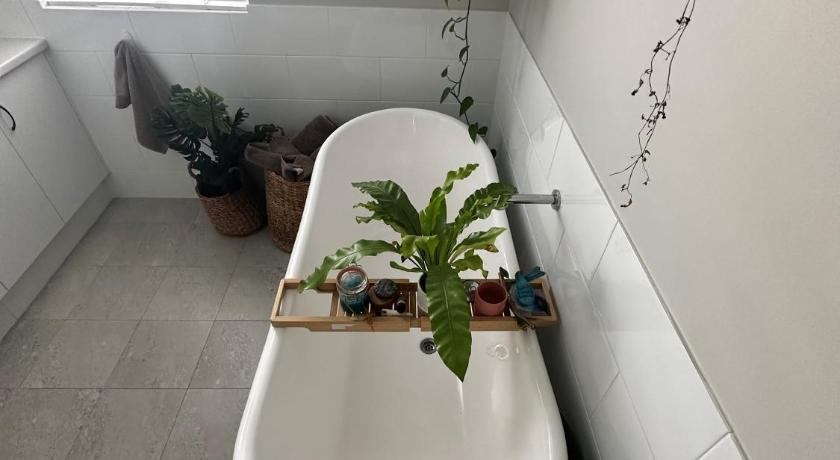 2, Cozy Hampton Escape, Capel
