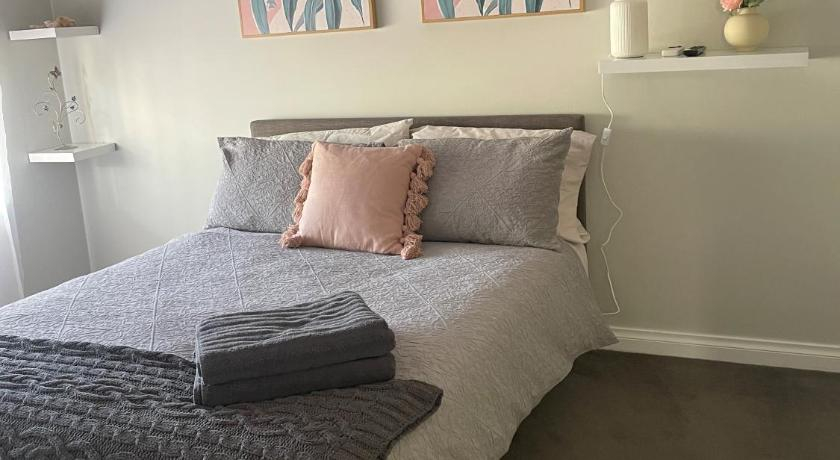 4, Cozy Hampton Escape, Capel