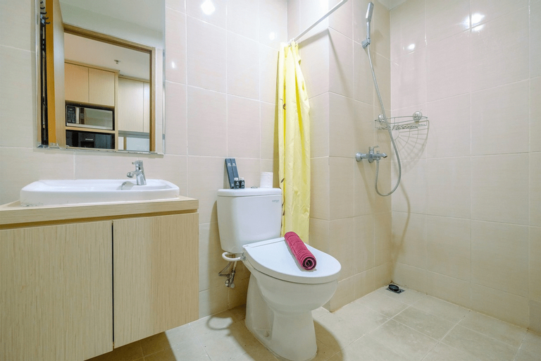 Bathroom 5, Exclusive Studio at The Oasis Cikarang Apartment By Travelio, Cikarang