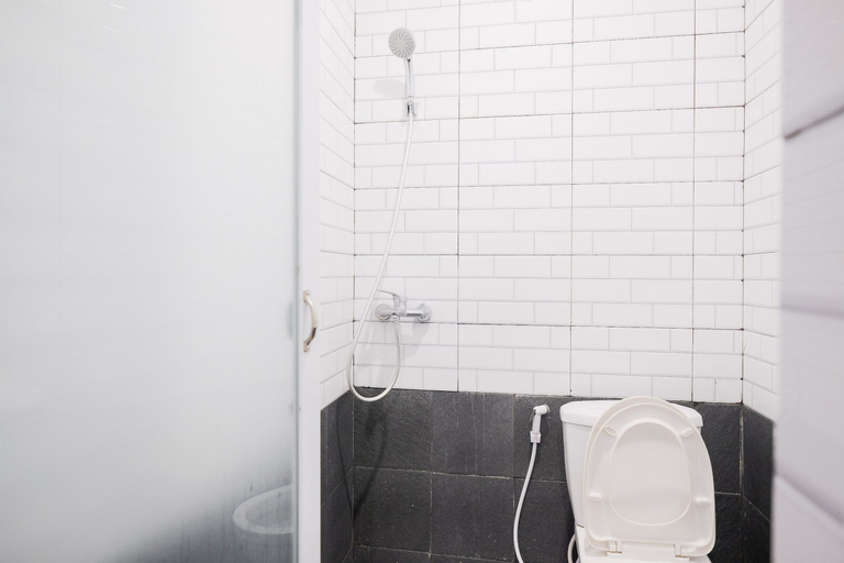 Bathroom 4, RedDoorz @ CBD Polonia Medan, Medan