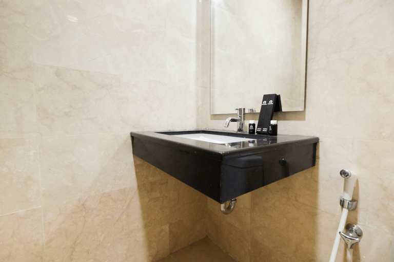Bathroom 5, Best Choice Modern 2BR L'Avenue Apartment By Travelio, Jakarta Selatan