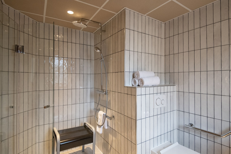 Bathroom 4, ibis Golfe de Saint Tropez, Var
