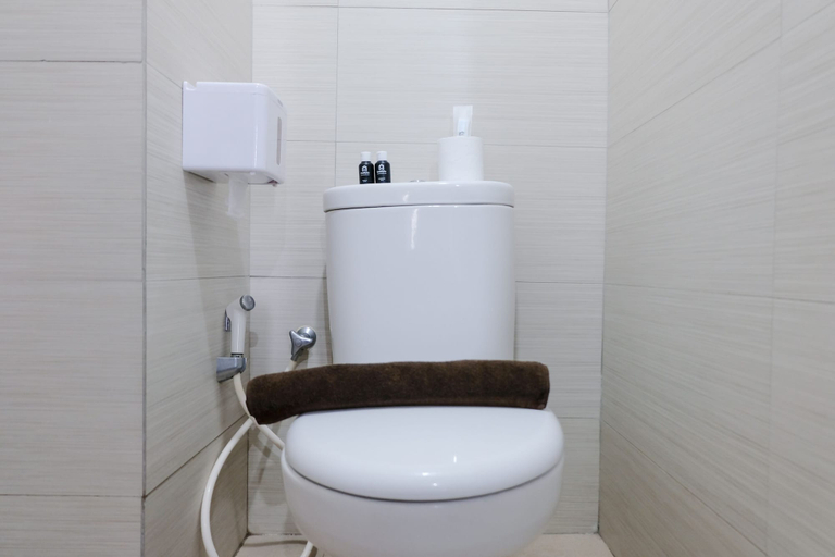 Bathroom 3, Homey Studio Room At 7Th Floor Gateway Pasteur Apartment, Bandung