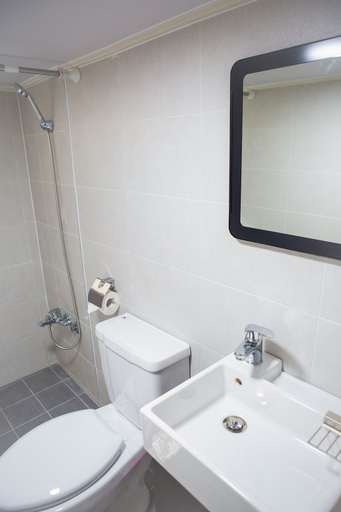 Bathroom 5, Riverside Guest House, Gwang-jin