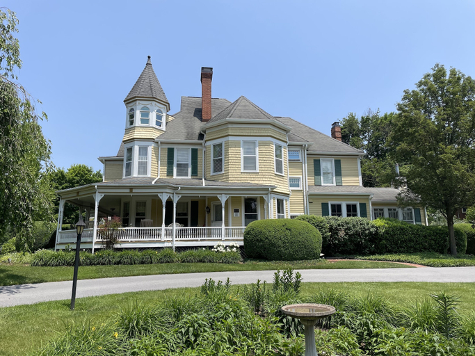 Exterior & Views
