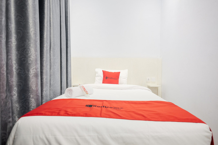 Bedroom 3, RedDoorz @ CBD Polonia Medan, Medan