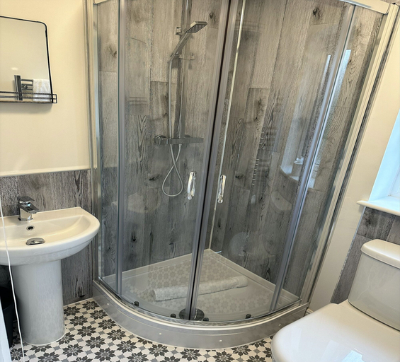 Bathroom 3, Cotswolds Large 4 Bed House Parking-Wifi, Gloucestershire