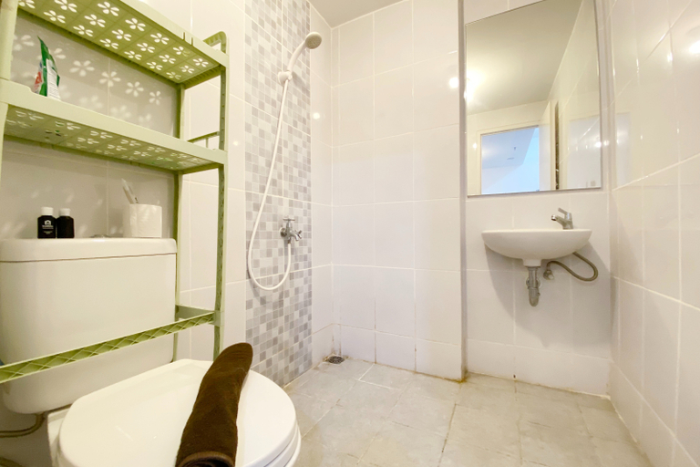 Bathroom 5, Comfortable 2BR at Tokyo Riverside PIK 2 Apartment By Travelio, Tangerang