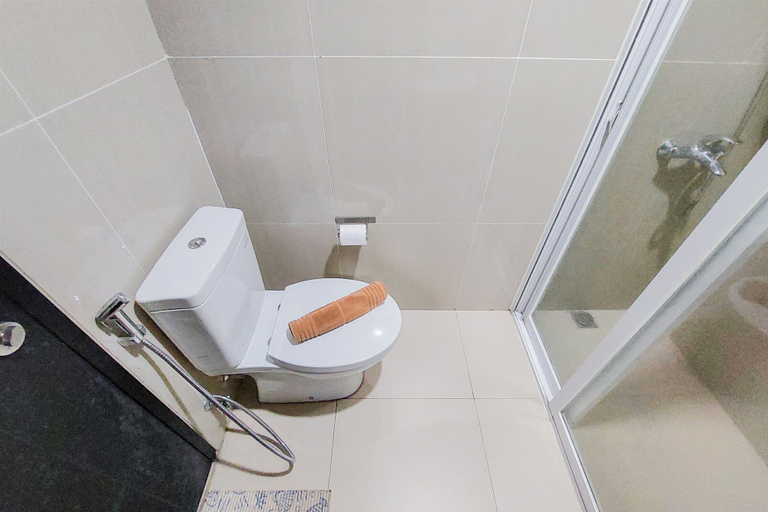 Bathroom 3, Simply Look Studio Room At 11St Floor Paramount Skyline Apartment, Tangerang