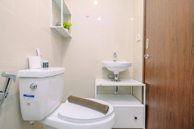 Bathroom 2, Modern Look And Comfy 2Br At Vasaka Solterra Apartment, South Jakarta
