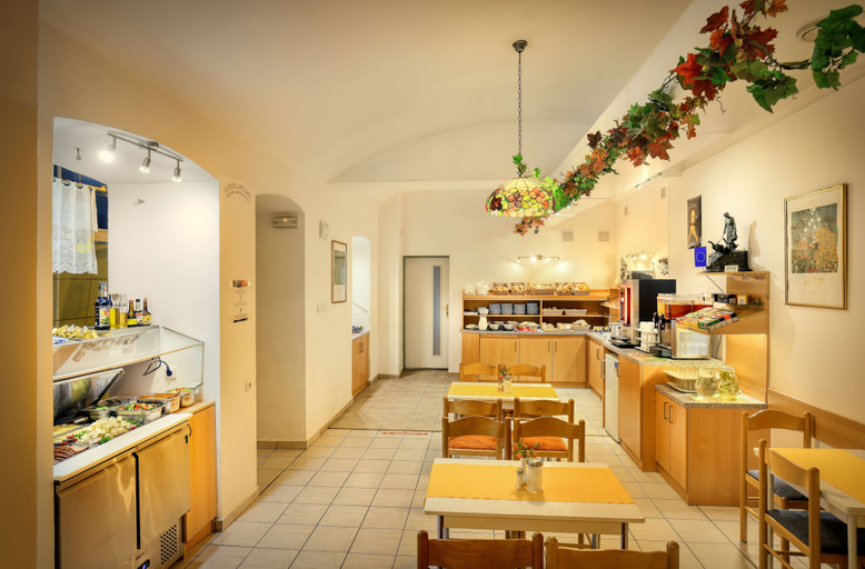 Food & Drinks 5, Hotel Golden City Garni, Praha 3