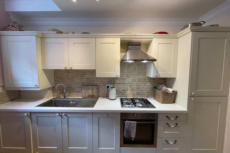 Others 4, Chic Victorian Flat in Private Estate - Mile End!, London