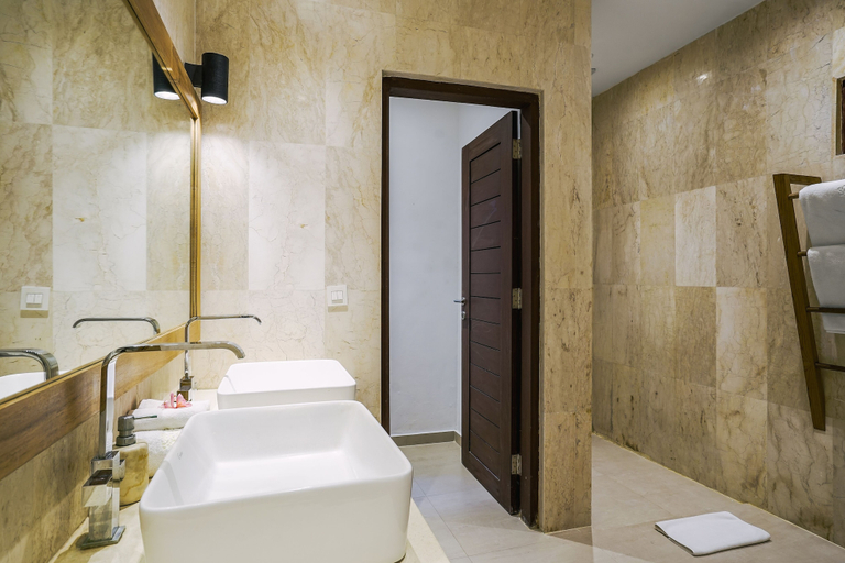 Bathroom 2, Frangipani Villa Mawe at Berawa, Badung