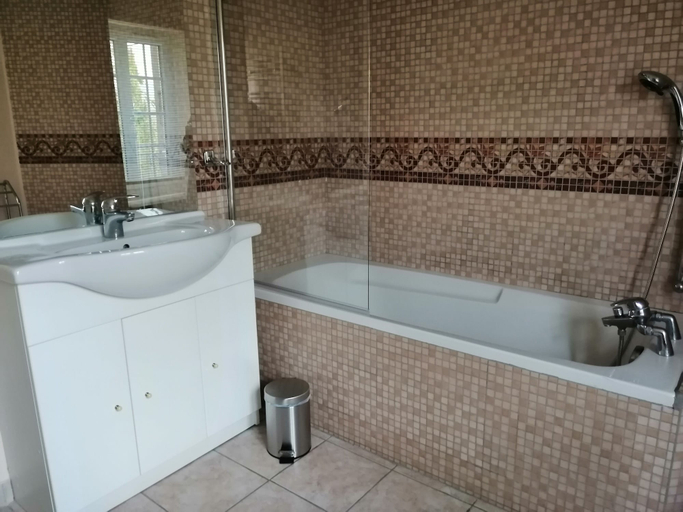 Bathroom, Gîte le cèdre bleu, Isère