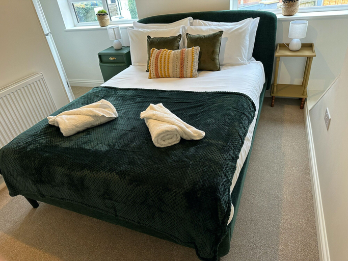 Bedroom 2, Cotswolds Large 4 Bed House Parking-Wifi, Gloucestershire