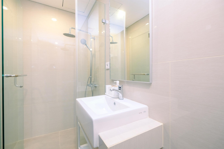 Bathroom 3, Modern Look And Comfy 2Br At Vasaka Solterra Apartment, Jakarta Selatan