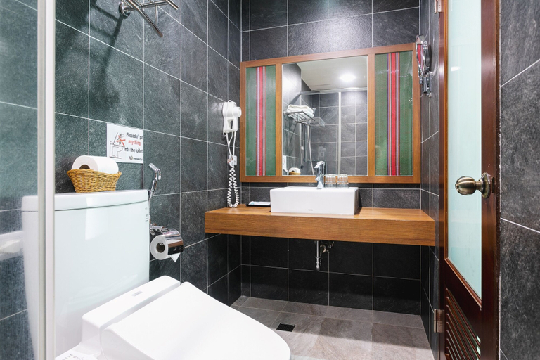 Bathroom 3, LowPressure Surf Guesthouse, Taitung