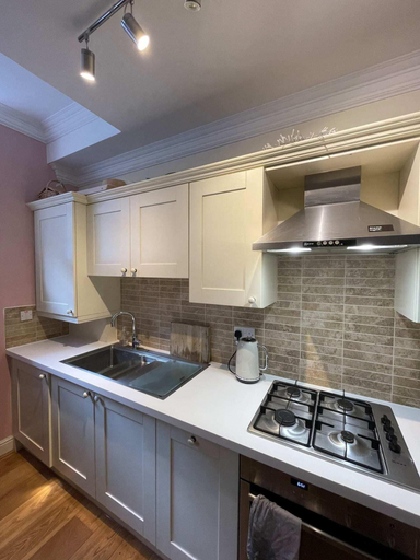 Others 5, Chic Victorian Flat in Private Estate - Mile End!, London