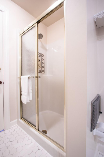 Bathroom 3, The Oaks Victorian Inn, Montgomery