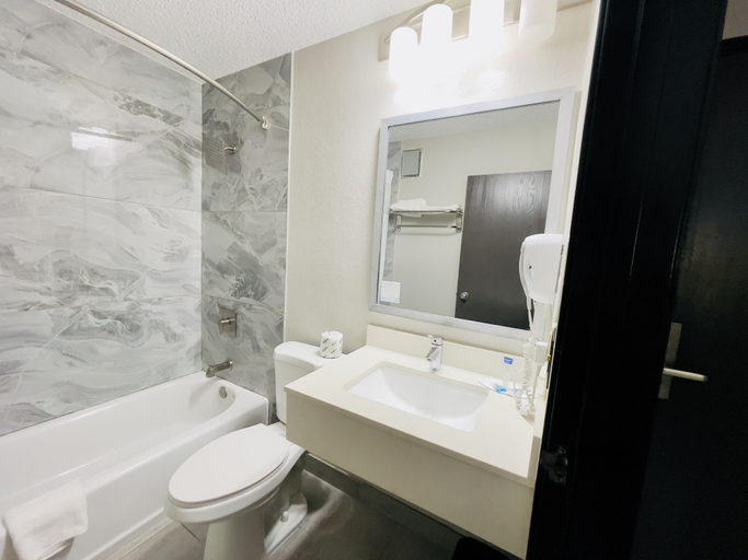 Bathroom 4, Super 8 by Wyndham Shakopee, Scott