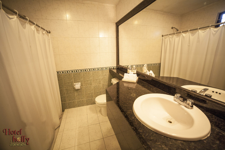 Bathroom 4, Holly, Mérida