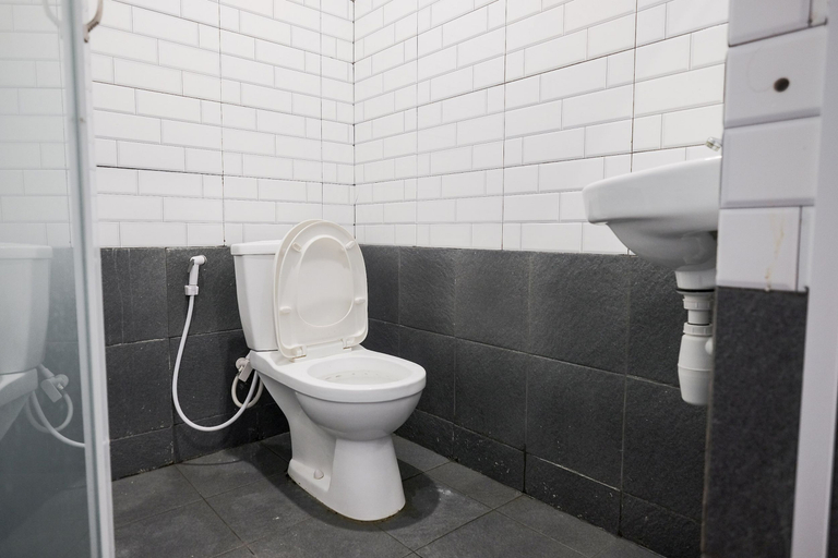 Bathroom 4, RedDoorz @ CBD Polonia Medan, Medan