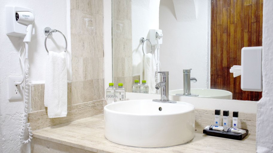 Bathroom 4, Hotel Marina Resort & Beach Club, Dist. Pochutla