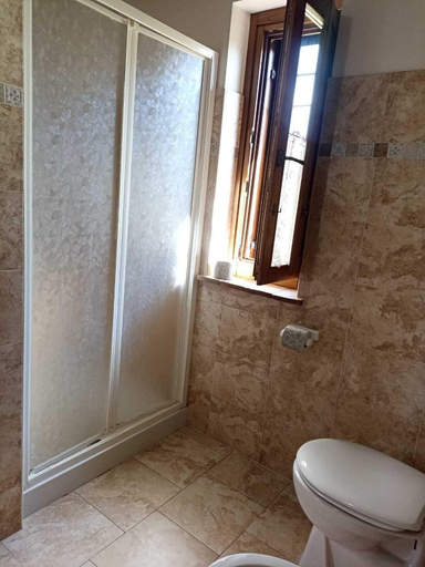 Bathroom 3, La Fraschetta, Viterbo