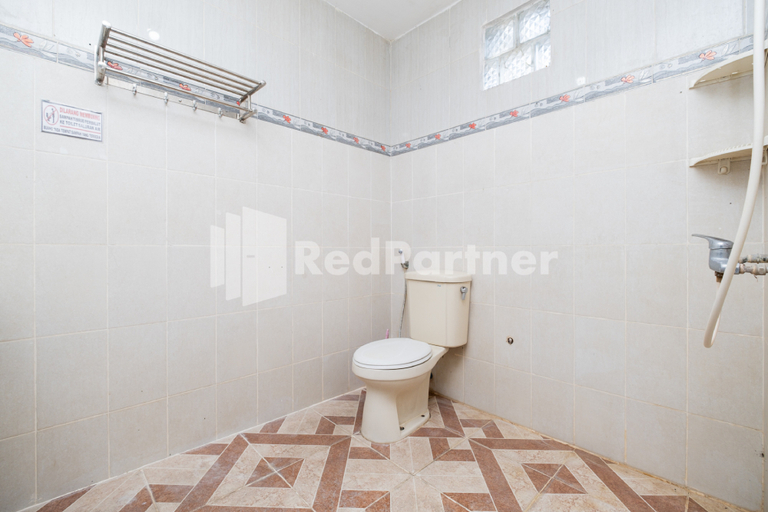 Bathroom 3, Dukuh Kupang Residence Mitra RedDoorz, Surabaya