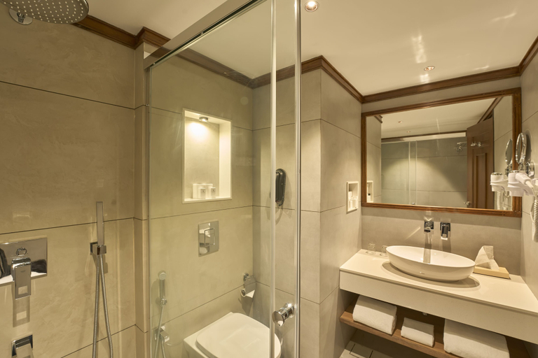 Bathroom 5, The Raviz Kadavu, Kozhikode