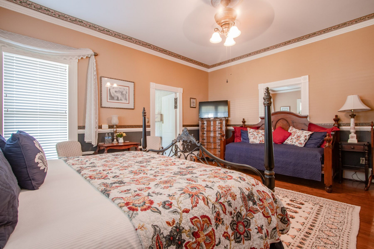 Bedroom 2, The Oaks Victorian Inn, Montgomery