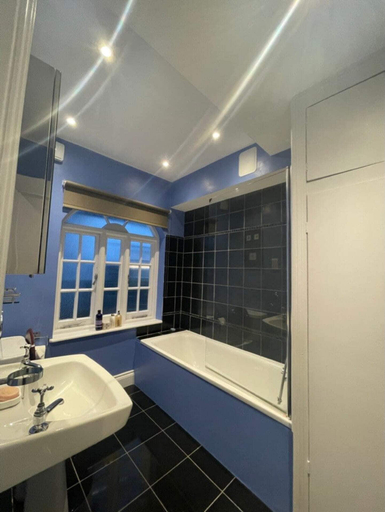 Bathroom 2, Expansive 4BD Home- 15 min From Buckingham Palace!, London