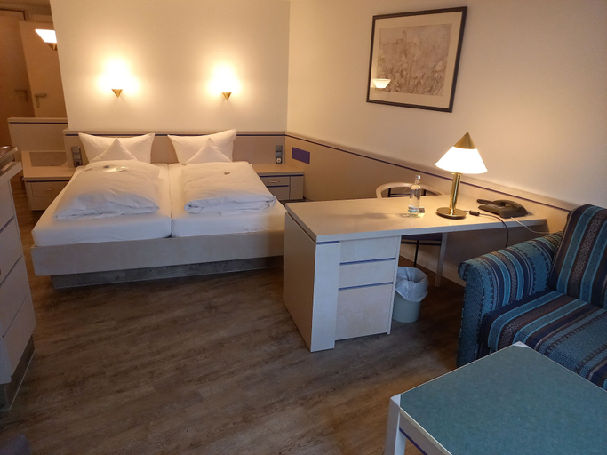 Bedroom 3, Hotel Heide Kröpke, Heidekreis