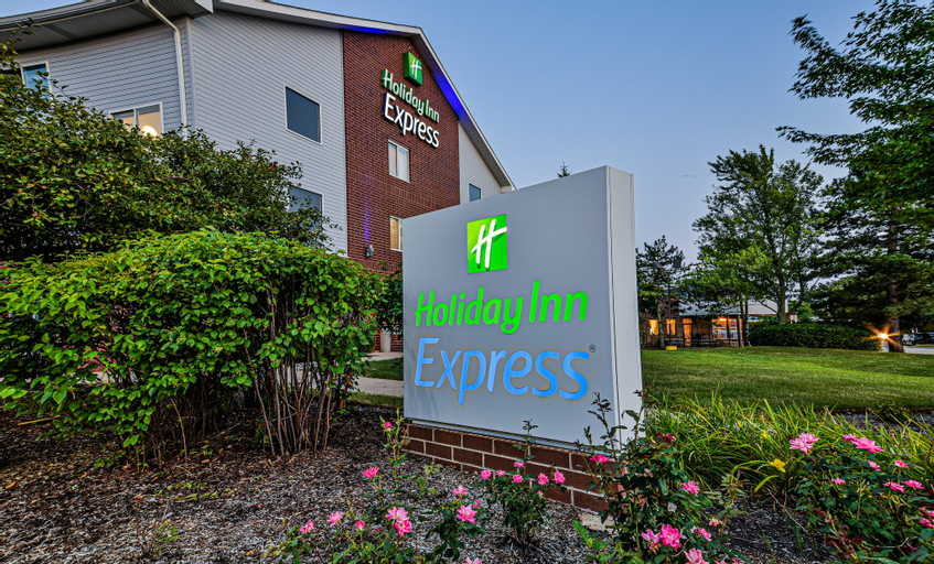 Holiday Inn Express CHICAGO NW-VERNON HILLS, Lake