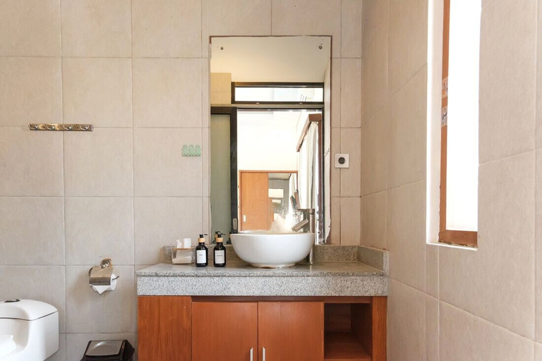 Bathroom 4, TwoSpaces Living at Saren Guest House, Badung