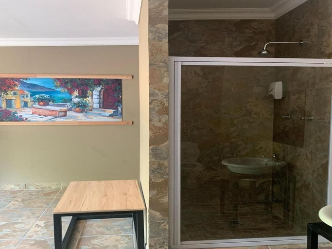Bathroom 5, AN Boutique Hotel, Joe Gqabi