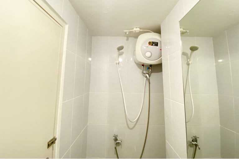 Bathroom 5, Relaxing Studio at 19th Floor Tokyo Riverside PIK 2 Apartment By Travelio, Tangerang