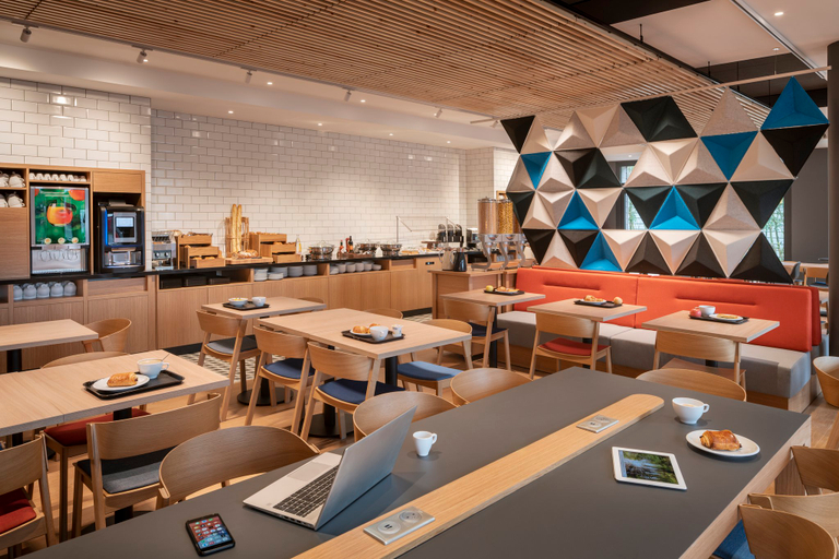 Food & Drinks 2, Holiday Inn Express MARNE-LA-VALL�E VAL D'EUROPE by IHG, Seine-et-Marne