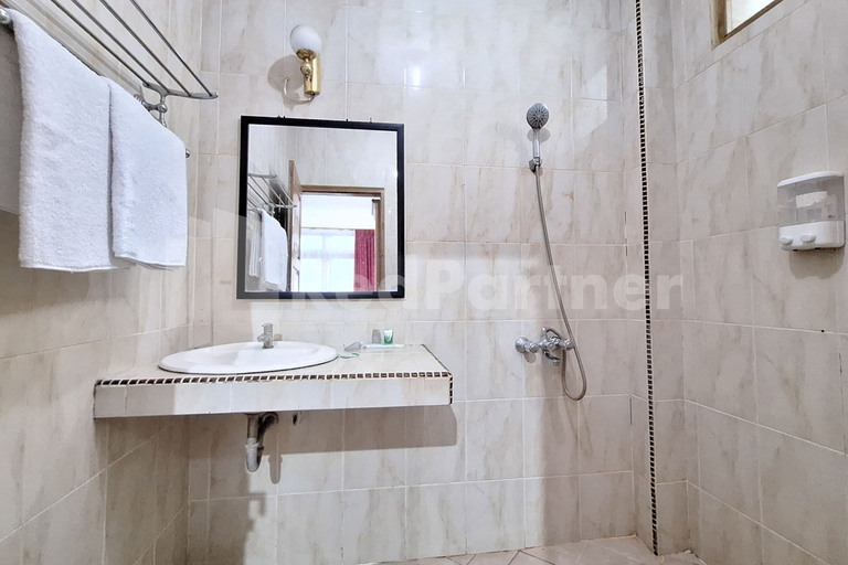 Bathroom 5, Hotel Graha Muslim RedPartner, Bukittinggi