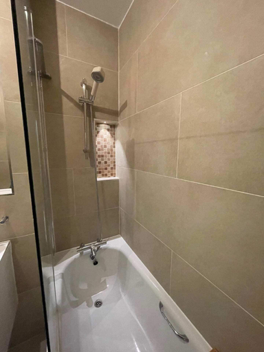 Bathroom 3, Chic Victorian Flat in Private Estate - Mile End!, London