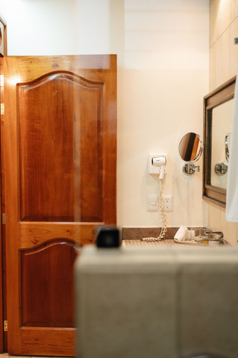 Bathroom 4, Los Pilares Hotel, Del Centro