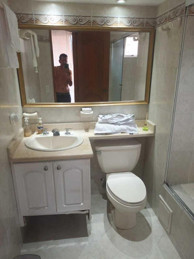 Bathroom 5, Edificio san thelmo laureles, Medellín