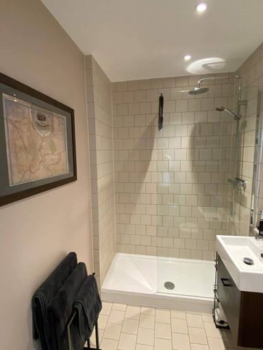 Bathroom 2, Tasteful 2BD Flat W/open Plan Living - Blackheath!, London