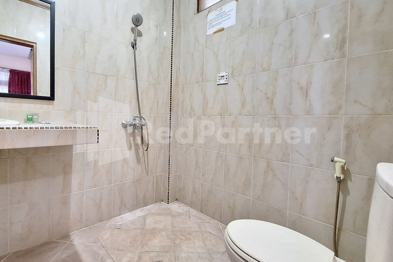Bathroom 4, Hotel Graha Muslim RedPartner, Bukittinggi