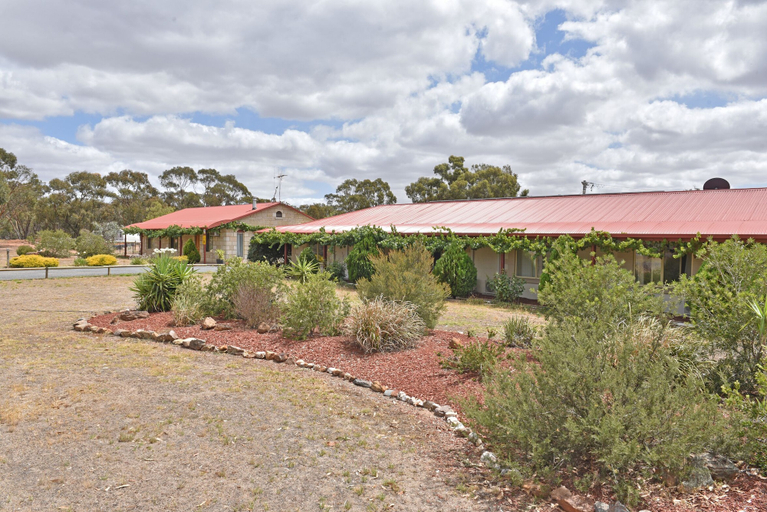 Exterior & Views 2, Inglewood Motel and Caravan Park, Loddon - South