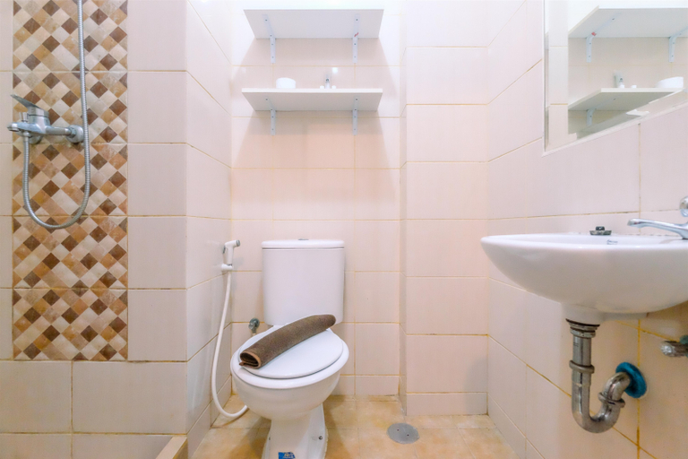 Bathroom 5, Cozy Living and Minimalist Studio Dave Apartment By Travelio, Depok