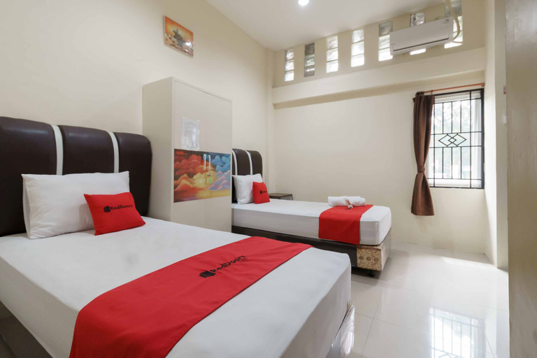 Others 5, RedDoorz near RS Adam Malik Medan 2, Medan