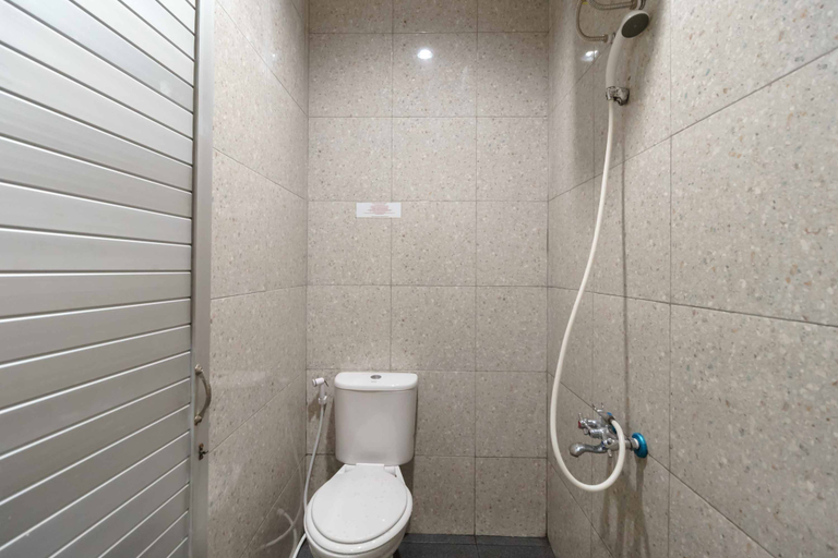 Bathroom 5, RedDoorz near RS Adam Malik Medan 2, Medan
